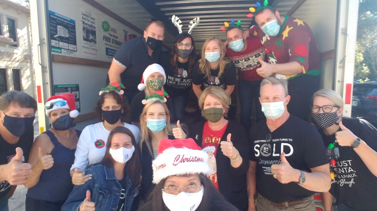 Cabernet Sleigh 2020 Volunteers gathered to load the truck